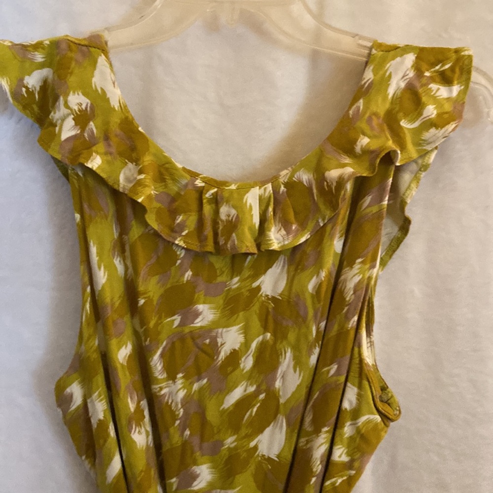 Sleeveless dress with ruffled neckline. - Picture 5 of 8